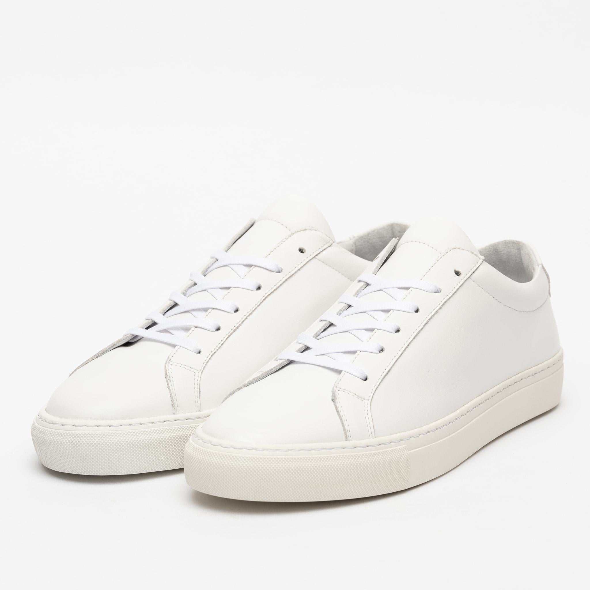 Sneaker in White angle view